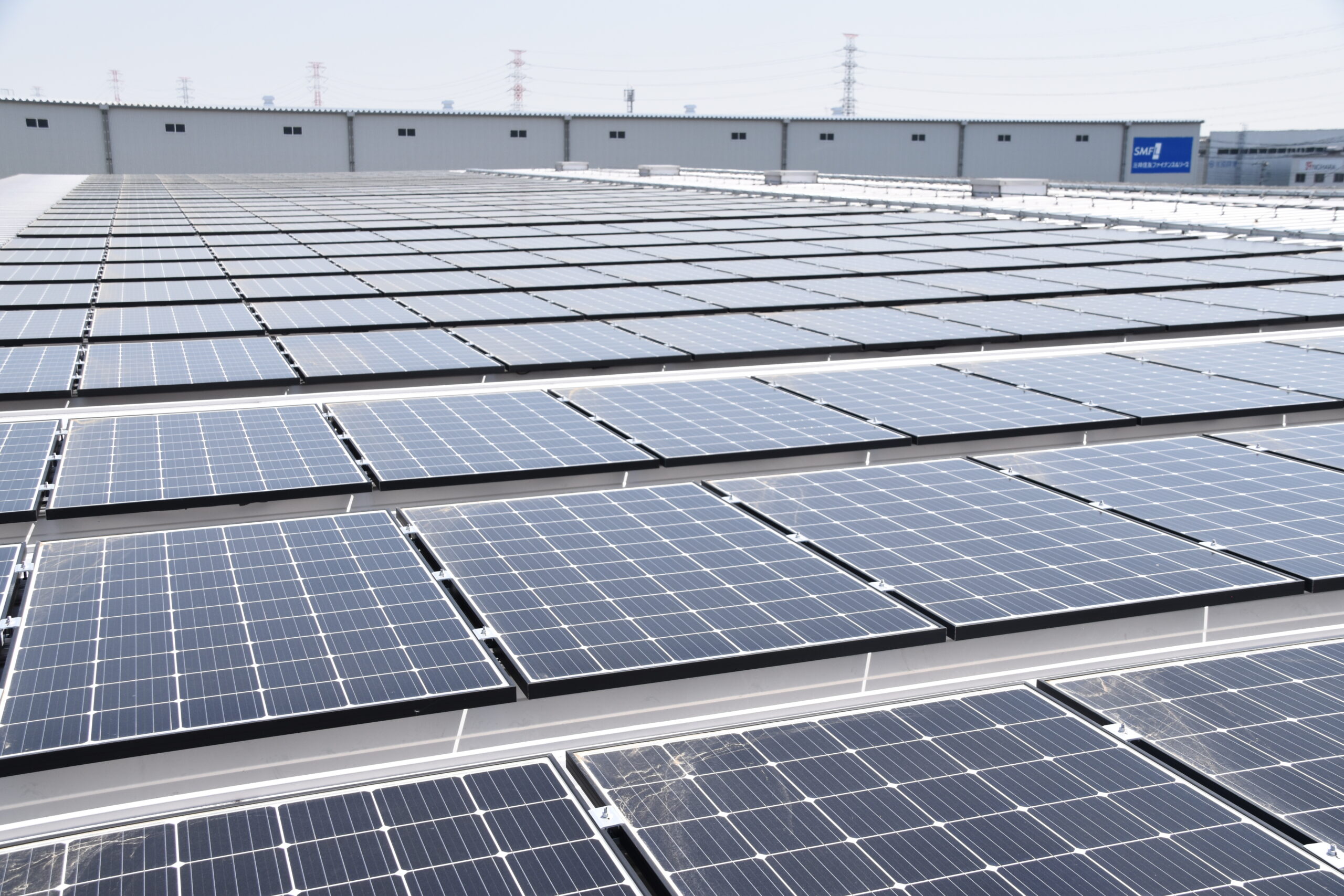「工場や倉庫の屋根に太陽光発電って導入できるの？」条件と設置方法例についてご紹介