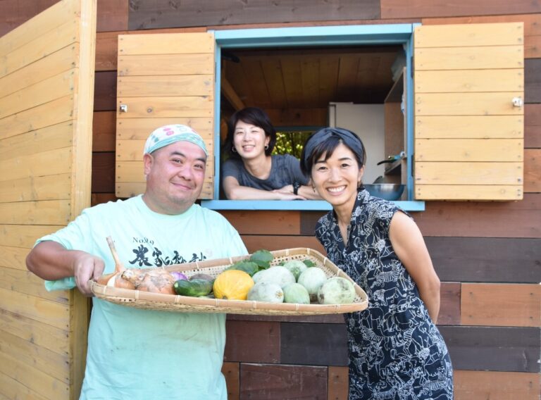 海のじどうかん併設、地域の皆が集う「小屋」にて。（左から：ブロ雅農園代表の鈴木雅智さん、小屋で野菜販売の管理をする安藤麻紀子さん、そっか共同代表の小野寺愛さん）