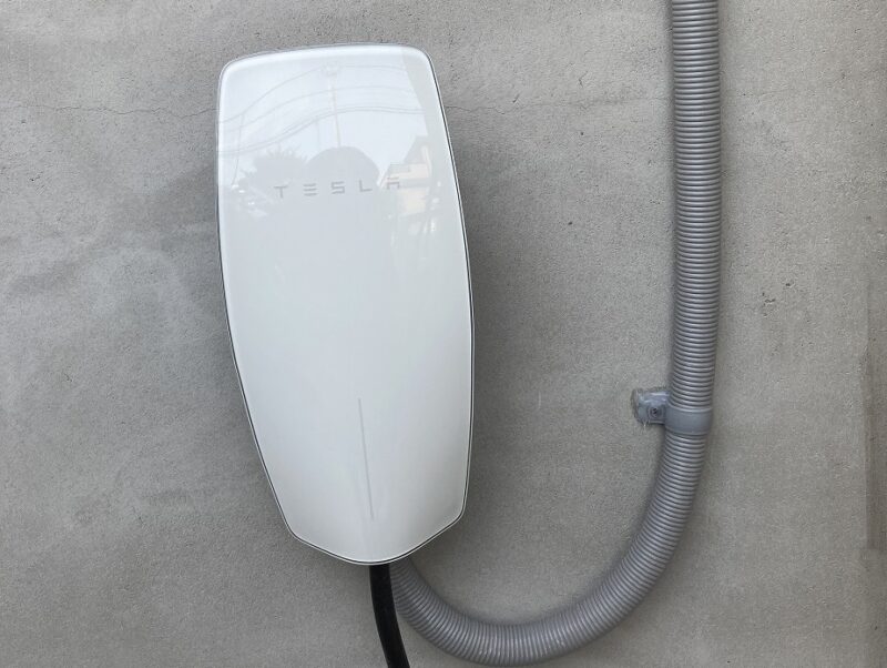 テスラEVの自宅用充電設備「ウォールコネクター」とは？工事や費用相場を解説