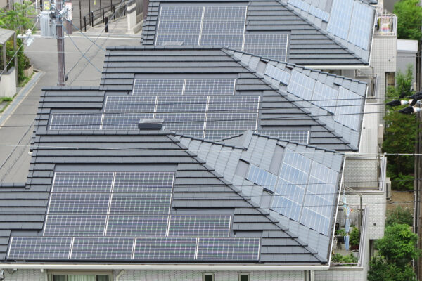 屋根面積が小さい・影がある住宅でも！太陽光発電の発電量を増やせる方法とは？