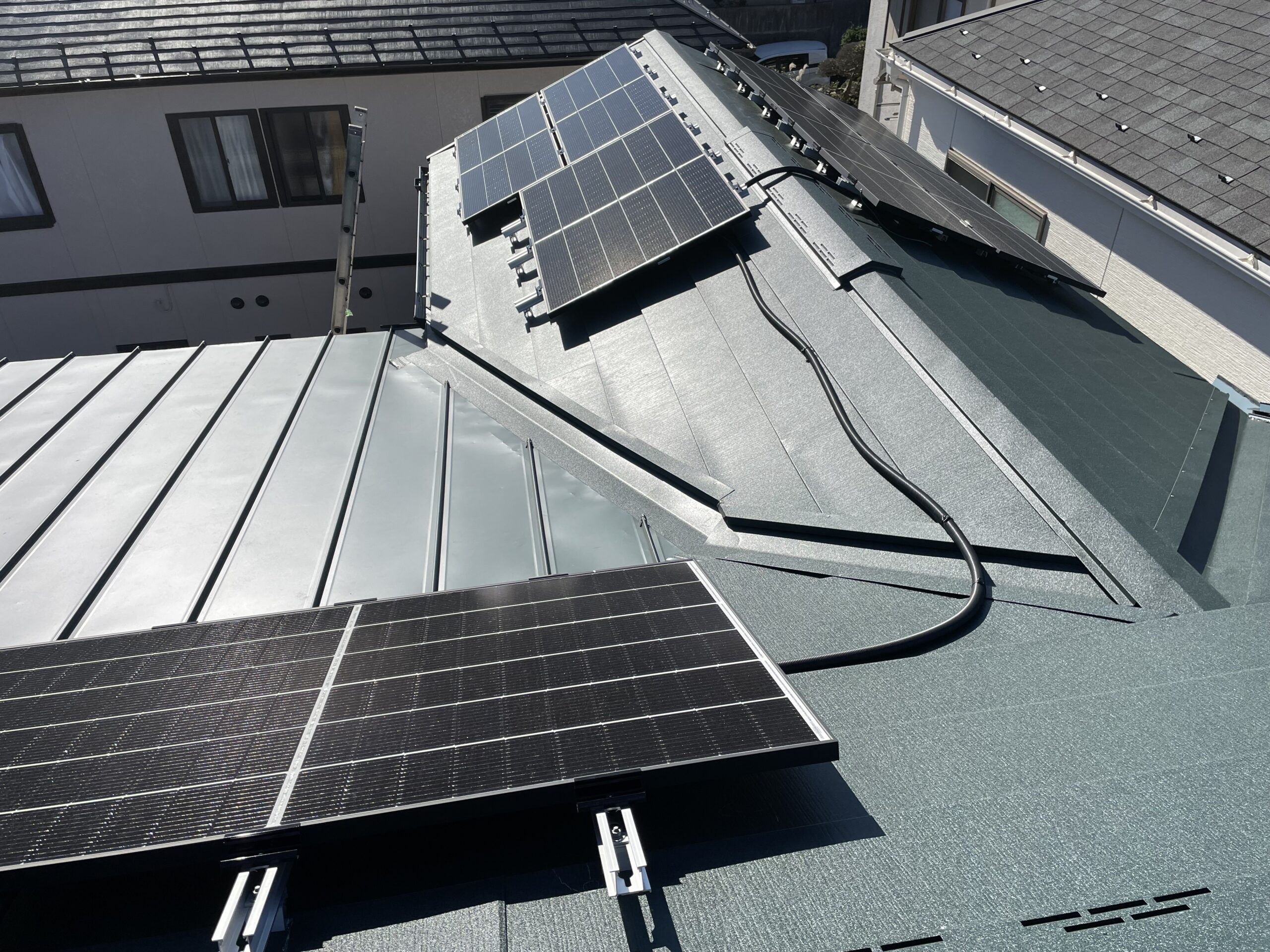 屋根に太陽光発電を多面設置！蓄電池と併用して自然エネルギーを最大限利用
